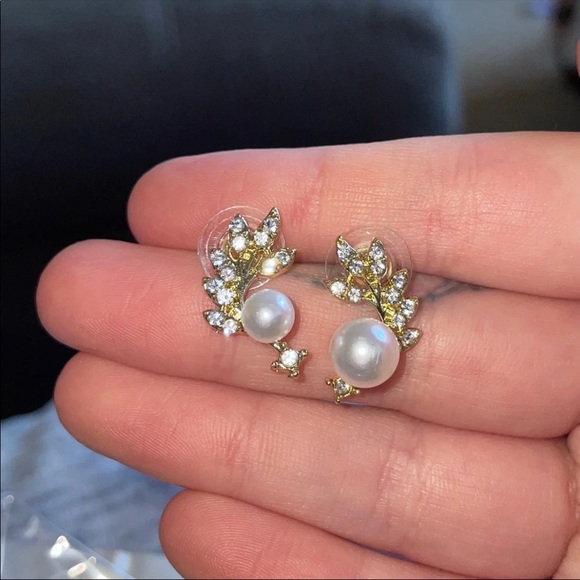 Pearlized Golden Leaf BOHO Floral Earrings - Picture 4 of 4